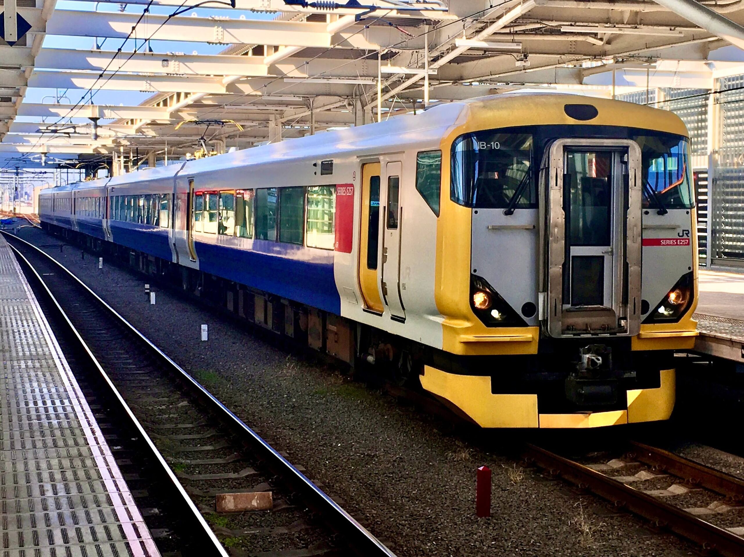 E257系マリnb 10編成の秋田配給で撮り鉄またも大暴れ 南船橋駅でマナー違反 吉川駅で駅員腹パン Akkiの鉄道旅行記