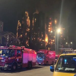 中国の犬、香港へ遂に下ったキョダイテンバツ！大埔区の高層マンション火災で7棟炎上、現時点で83人死亡確認を心からお祝いしたい！