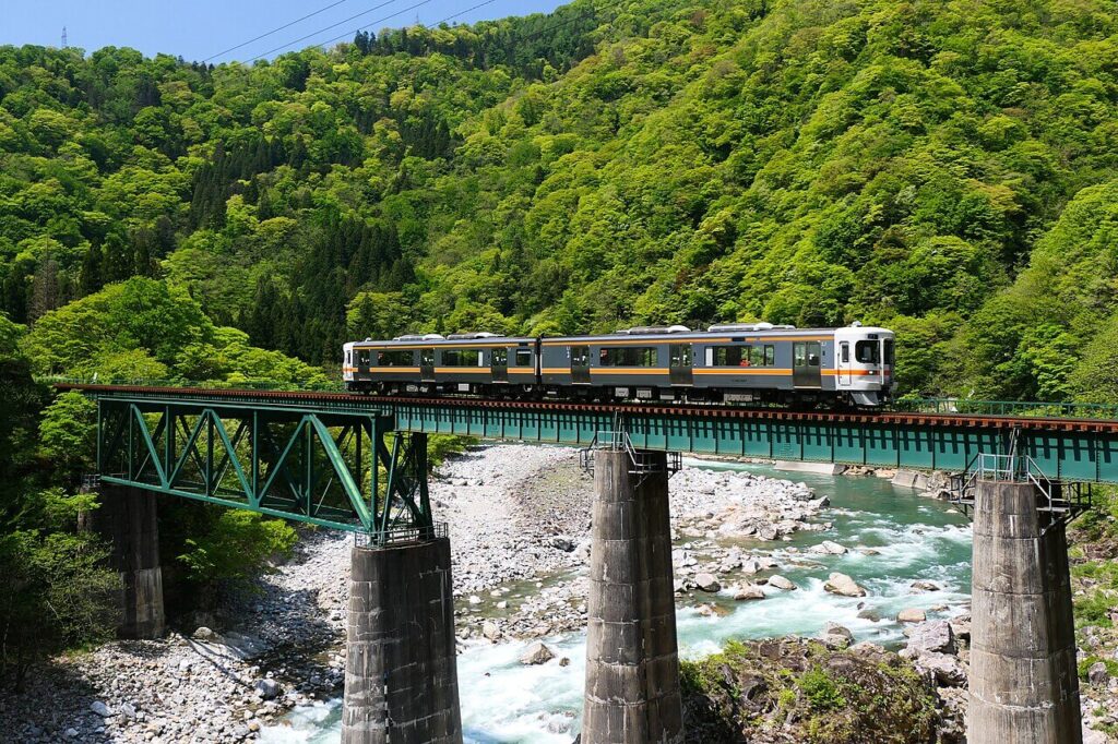 高山本線の杉原駅～猪谷駅間で当面運転見合わせ。23日からバス代行輸送に