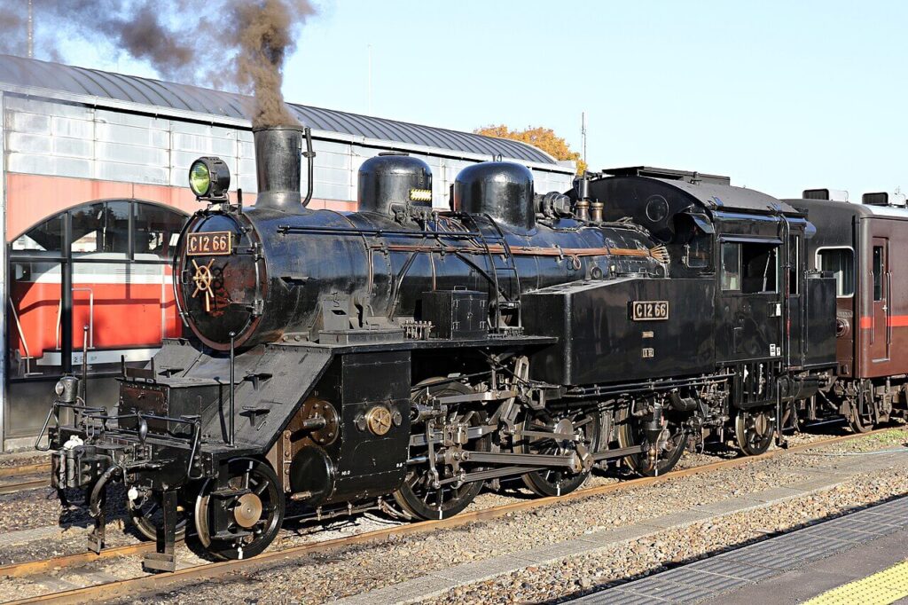 やはり撮り鉄は障害者の集まりだった！真岡鐵道のSL回送で線路内立ち入り＆投光器・ハイビーム照射の危険行為に及んでしまう…