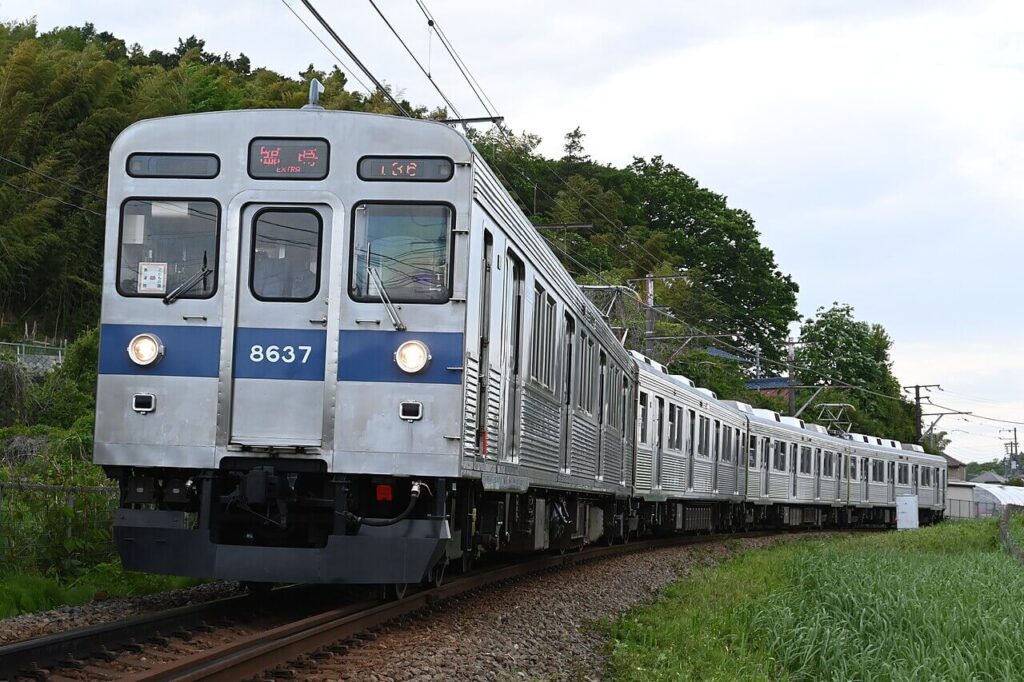 【これが本当のクソ野郎】東急8500系復活運転で撮り鉄が撮影地で野糞、他の撮影者が被害に…